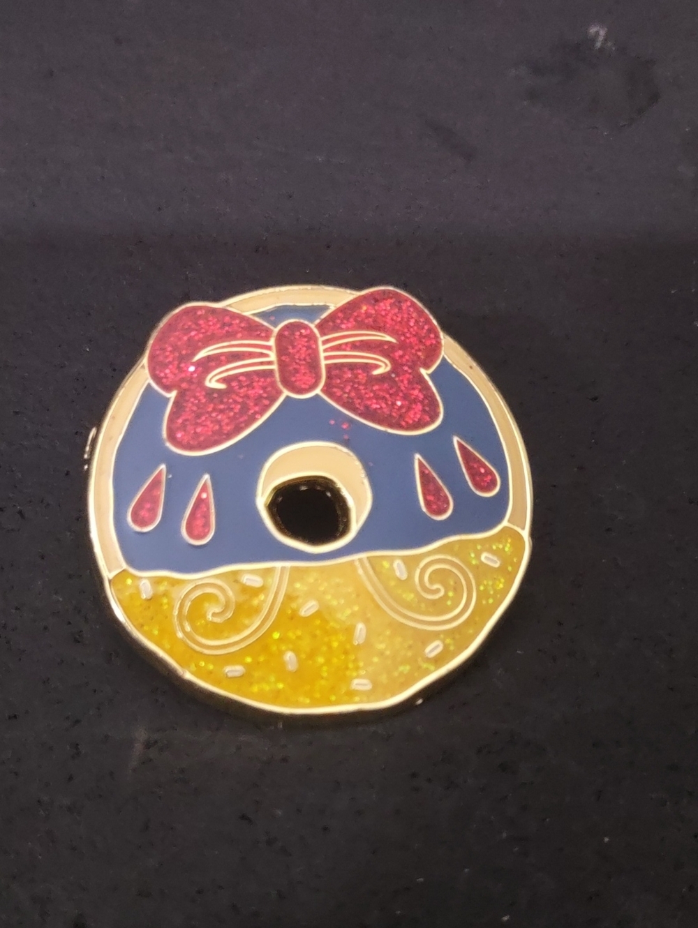 Donut Pin SNOW WHITE GLITTER DISNEY LOUNGEFLY
